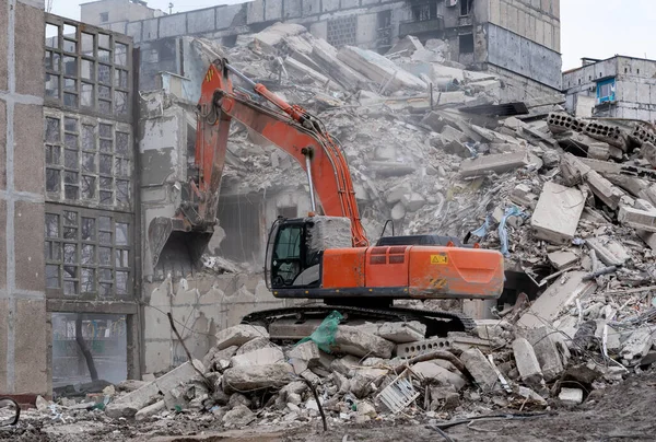 Equipo Construcción Destruye Casas Afectadas Guerra Ucrania Con Rusia — Foto de Stock