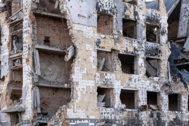 Ukrayna 'daki savaş sırasında şehirdeki evleri yakıp yıktılar.