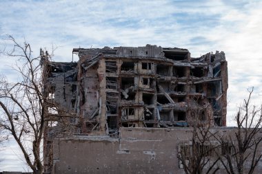 Ukrayna 'daki savaş sırasında şehirdeki evleri yakıp yıktılar.