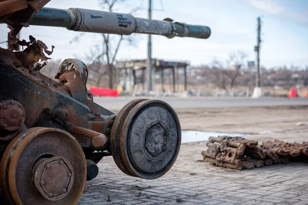 Skadad Militär Tank Stadens Gata Krig Ukraina Med Ryssland — Stockfoto