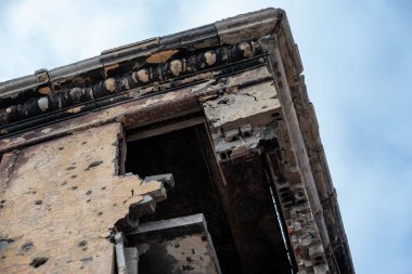 Ukrayna 'daki savaş sırasında şehirdeki evleri yakıp yıktılar.