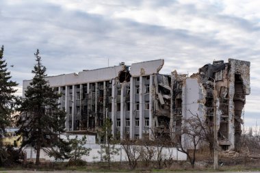 Ukrayna 'daki savaş sırasında şehirdeki evleri yakıp yıktılar.