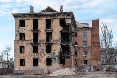 Ukrayna 'daki savaş sırasında şehirdeki evleri yakıp yıktılar.