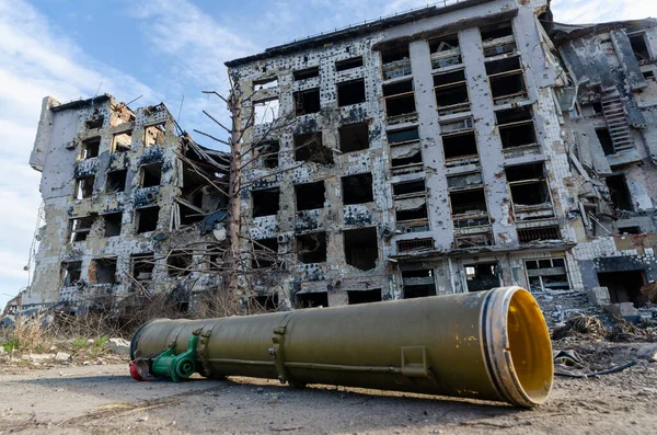 Handgranaatwerper Tegen Achtergrond Van Een Vernietigde Huisoorlog Oekraïne Met Rusland — Stockfoto