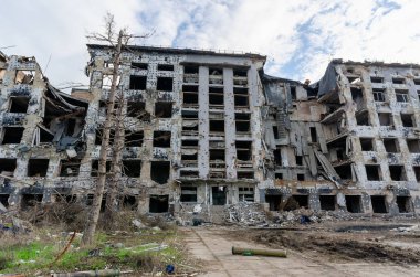 Ukrayna 'daki savaş sırasında şehirdeki evleri yakıp yıktılar.