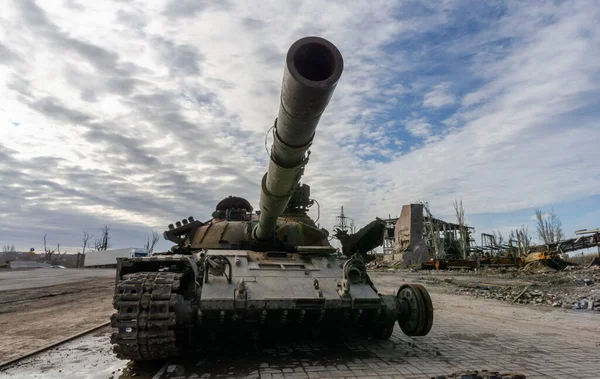 Skadad Militär Tank Stadens Gata Krig Ukraina Med Ryssland — Stockfoto