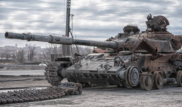 поврежденный военный танк на городской уличной войне на Украине с Россией