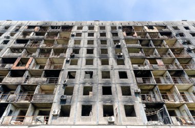 Ukrayna 'daki savaş sırasında şehirdeki evleri yakıp yıktılar.