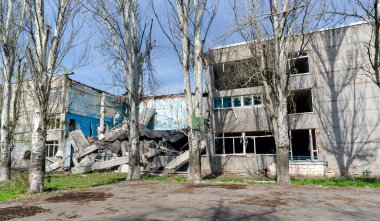 Ukrayna 'daki savaş sırasında şehirdeki okulları yakıp yıktı.