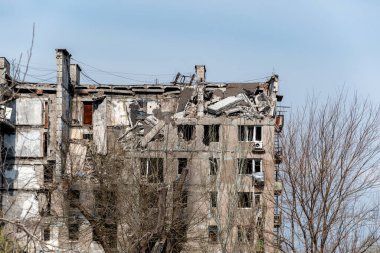 Ukrayna 'daki savaş sırasında şehirdeki evleri yakıp yıktılar.