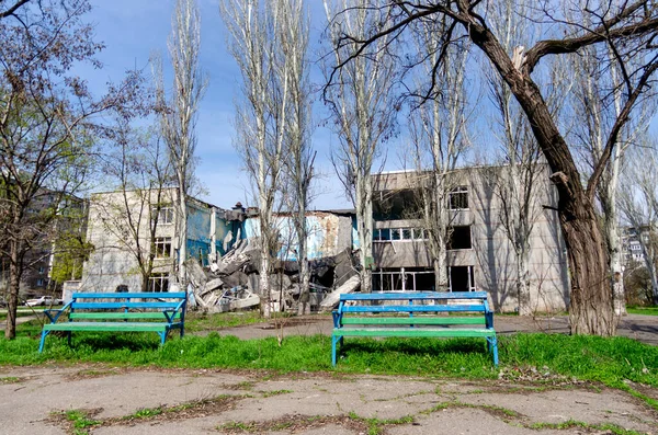 Détruit Brûlé École Dans Ville Pendant Guerre Ukraine — Photo