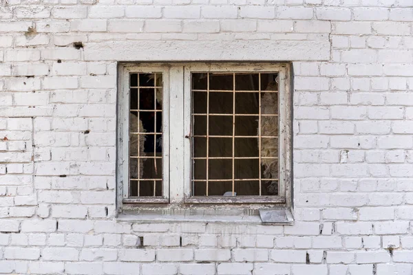 乌克兰有窗户和格子的房子的砖墙 — 图库照片