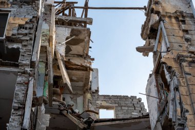 Ukrayna 'daki savaş sırasında şehirdeki evleri yakıp yıktılar.