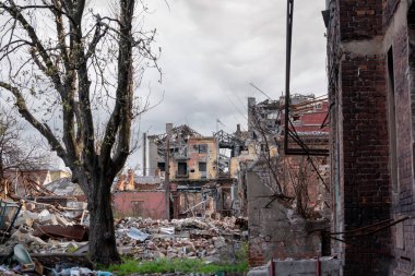 Ukrayna 'da insanların savaşmadığı hasarlı şehrin caddesi