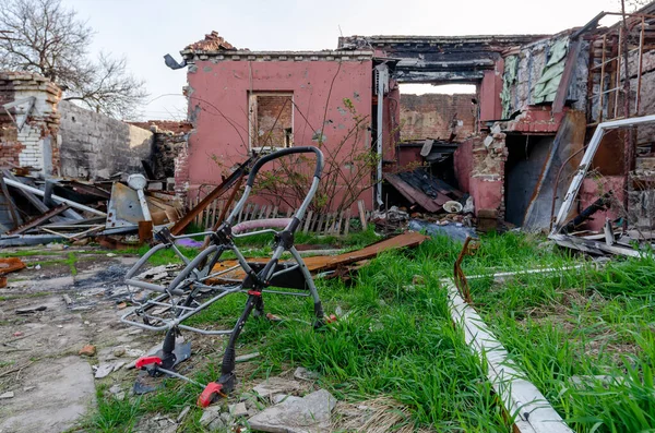 Gatan Den Skadade Staden Utan Människor Krig Ukraina — Stockfoto