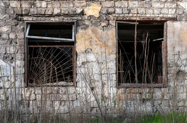 Üres Ablakok Sérült Ház Háború Ukrajnában — Stock Fotó