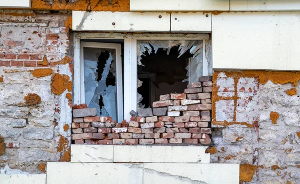 Пустые Окна Поврежденного Дома Войны Украине — стоковое фото