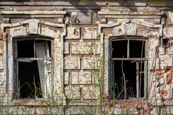 Puste Okna Zniszczonego Domu Wojny Ukrainie — Zdjęcie stockowe