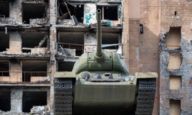 Rusya ile Ukrayna 'daki şehir sokak savaşı hakkında askeri tank