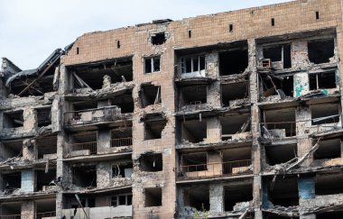 Ukrayna 'daki savaş sırasında şehirdeki evleri yakıp yıktılar.