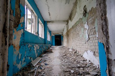 Ukrayna 'da harap olmuş bir okulda.