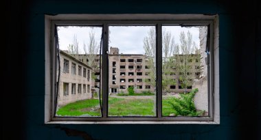 Ukrayna 'da harap olmuş bir okulda.