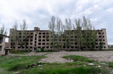 Ukrayna 'da okul inşa savaşını yok etti