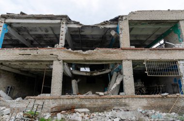 Ukrayna 'da okul inşa savaşını yok etti