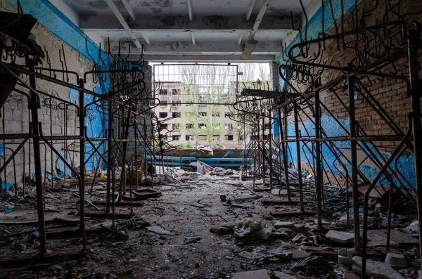 ภายในโรงเร ยนท าลายในสงครามย เครน — ภาพถ่ายสต็อก