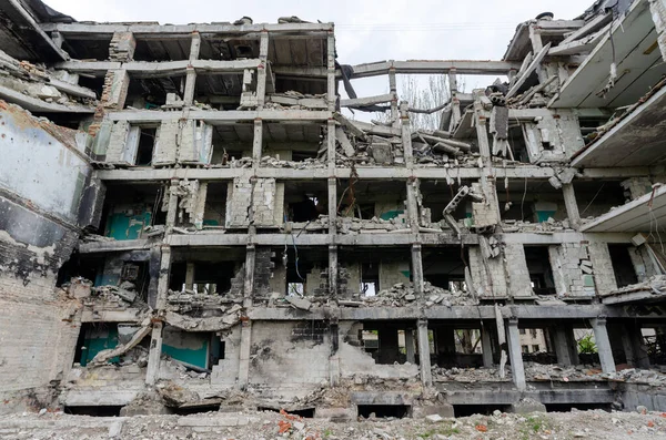 在乌克兰被毁的学校建筑战争 — 图库照片