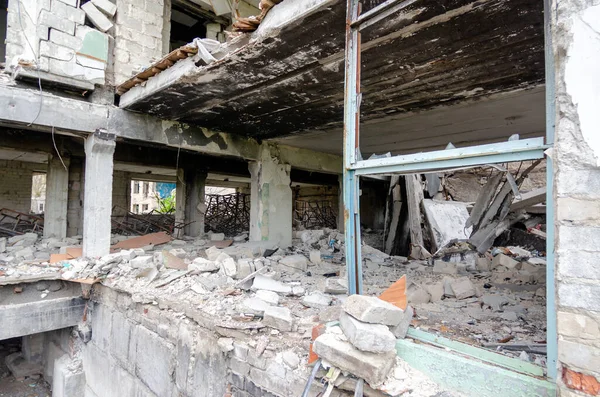 Ukrayna 'da okul inşa savaşını yok etti