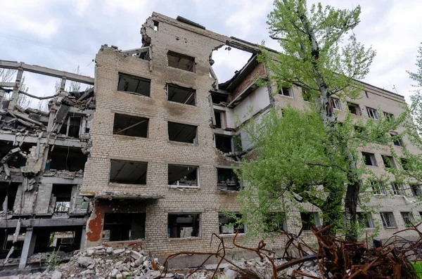 Ukrayna 'da okul inşa savaşını yok etti