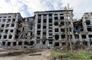 Ukrayna 'daki savaş sırasında şehirdeki evleri yakıp yıktılar.