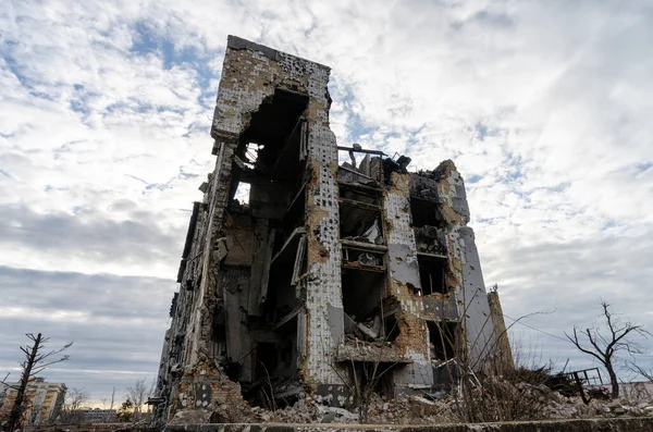 乌克兰战争期间摧毁和烧毁了该市的房屋 — 图库照片