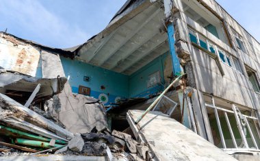 Ukrayna 'daki savaş sırasında şehirdeki okulları yakıp yıktı.