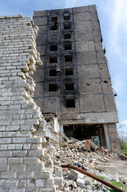 Ukrayna 'daki savaş sırasında şehirdeki evleri yakıp yıktılar.