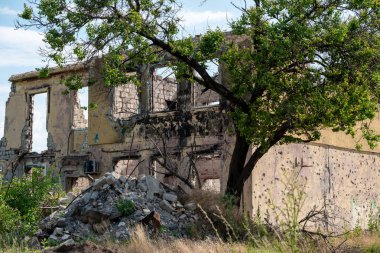 Rusya ile Ukrayna 'da savaşan insanlar olmadan terk edilmiş bir şehirde evleri yıktılar.
