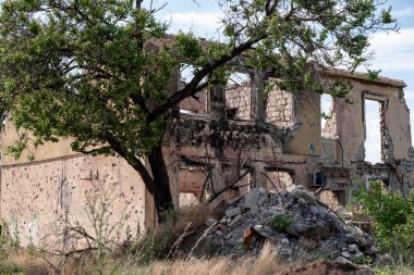 Rusya ile Ukrayna 'da savaşan insanlar olmadan terk edilmiş bir şehirde evleri yıktılar.