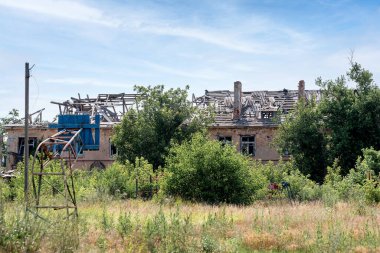 Rusya ile Ukrayna 'da savaşan insanlar olmadan terk edilmiş bir şehirde evleri yıktılar.