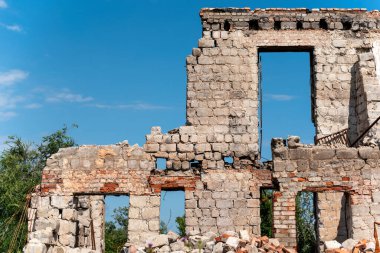 Rusya ile Ukrayna 'da savaşan insanlar olmadan terk edilmiş bir şehirde evleri yıktılar.