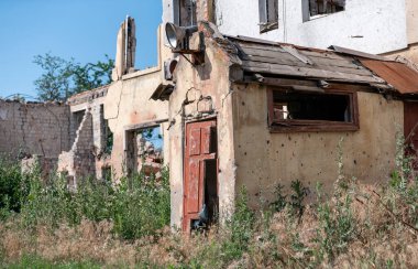 Rusya ile Ukrayna 'da savaşan insanlar olmadan terk edilmiş bir şehirde evleri yıktılar.