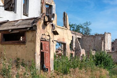 Rusya ile Ukrayna 'da savaşan insanlar olmadan terk edilmiş bir şehirde evleri yıktılar.