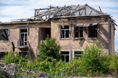Rusya ile Ukrayna 'da savaşan insanlar olmadan terk edilmiş bir şehirde evleri yıktılar.
