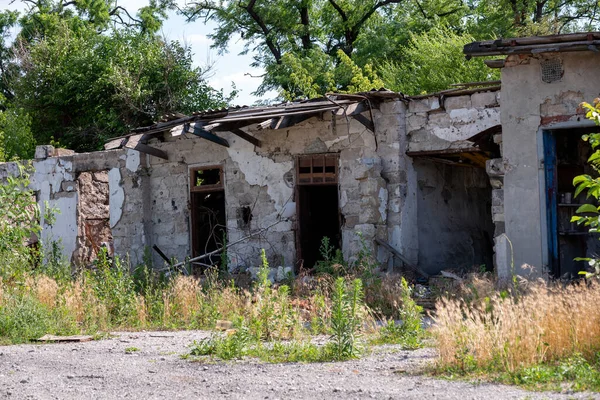 Zniszczone Domy Opuszczonym Mieście Bez Ludzi Wojna Ukrainie Rosją — Zdjęcie stockowe