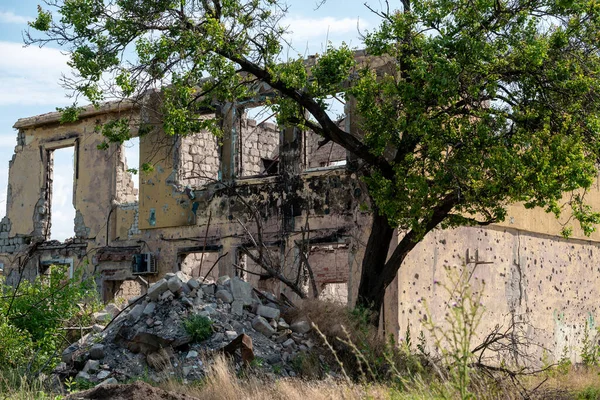 Casas Destruídas Uma Cidade Abandonada Sem Pessoas Guerra Ucrânia Com — Fotografia de Stock
