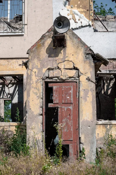 Stare Stłuczone Drewniane Drzwi Zniszczonego Domu Wojny Ukrainie — Zdjęcie stockowe