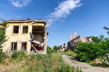 Ukrayna 'daki savaş sırasında şehirdeki evleri yakıp yıktılar.