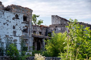 Ukrayna 'daki savaş sırasında şehirdeki evleri yakıp yıktılar.