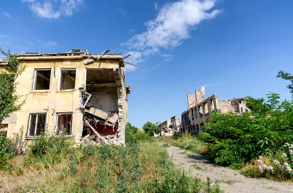 Zniszczone Spalone Domy Mieście Podczas Wojny Ukrainie — Zdjęcie stockowe
