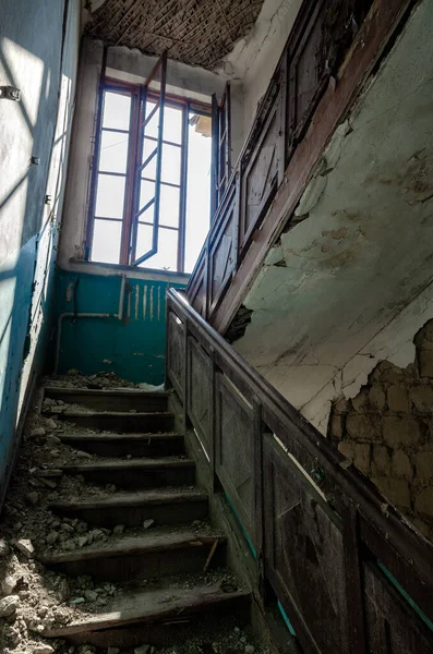 ウクライナの放棄された都市戦争で人々のいない破壊された家の中で — ストック写真